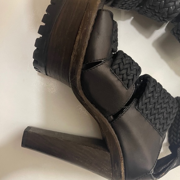 Burberry Platform Heels (SIZE: EUR 38 / US 7 1/2) - Picture 15 of 16